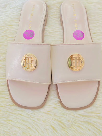 Sandalias TOMMY HILFIGER original, crema con placa TH en dorado.