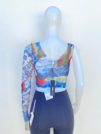 Top azul, con estampado de cereza.