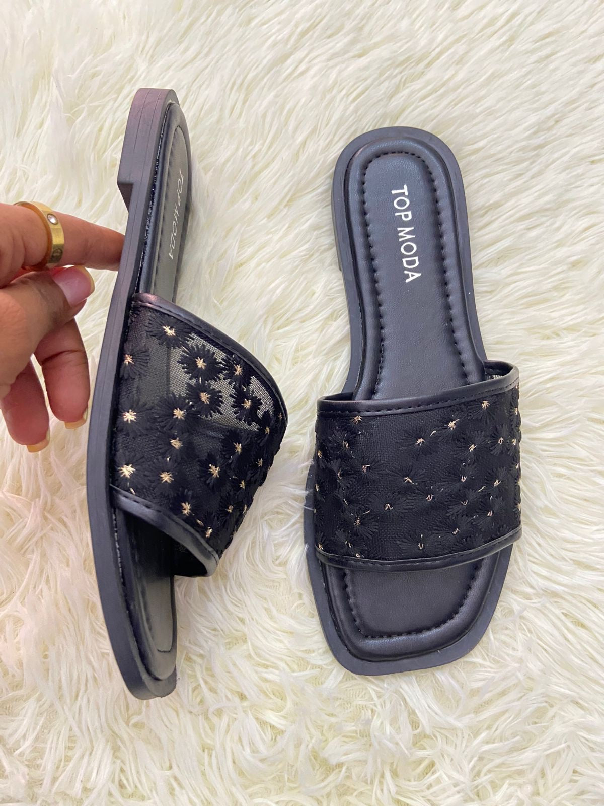 Sandalias TOP MODA original, negra transparente con bordado de flores.