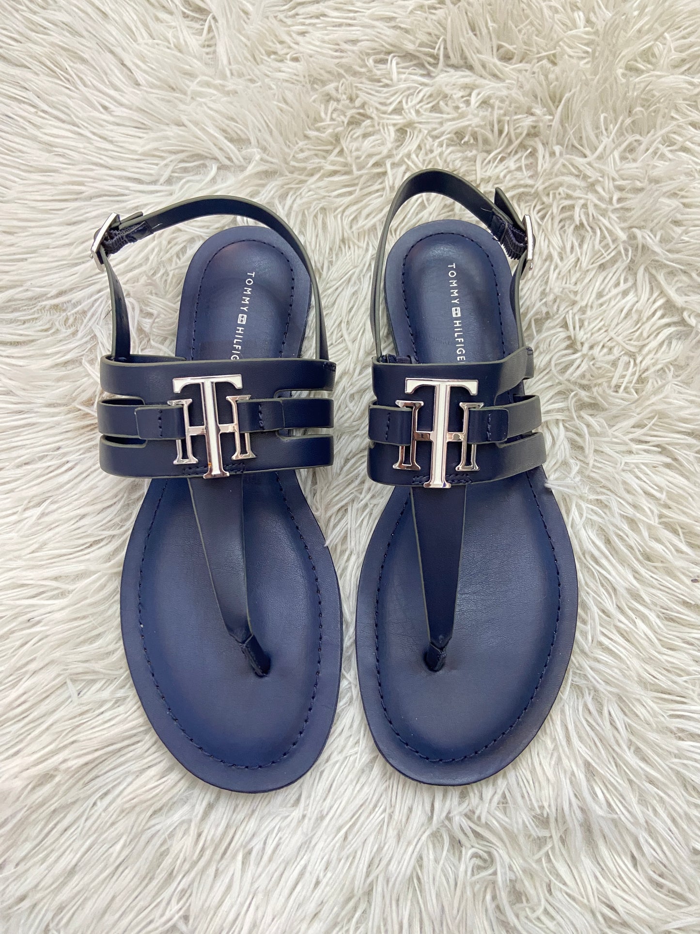 Sandalias Tommy Hilfiger original azul marino con placa TH en plateado.