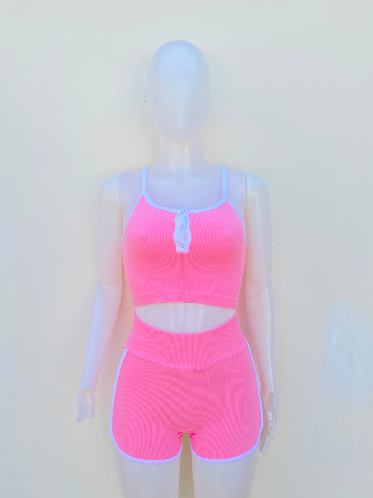 Conjunto JULIA BY LOVE J Original legging y top en color rosado con manga de tiros y detalle al frente en color blanco.