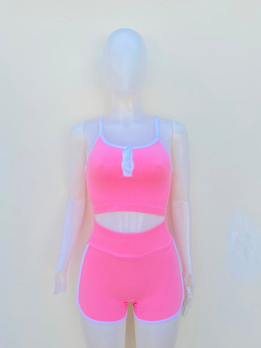 Conjunto JULIA BY LOVE J Original legging y top en color rosado con manga de tiros y detalle al frente en color blanco.