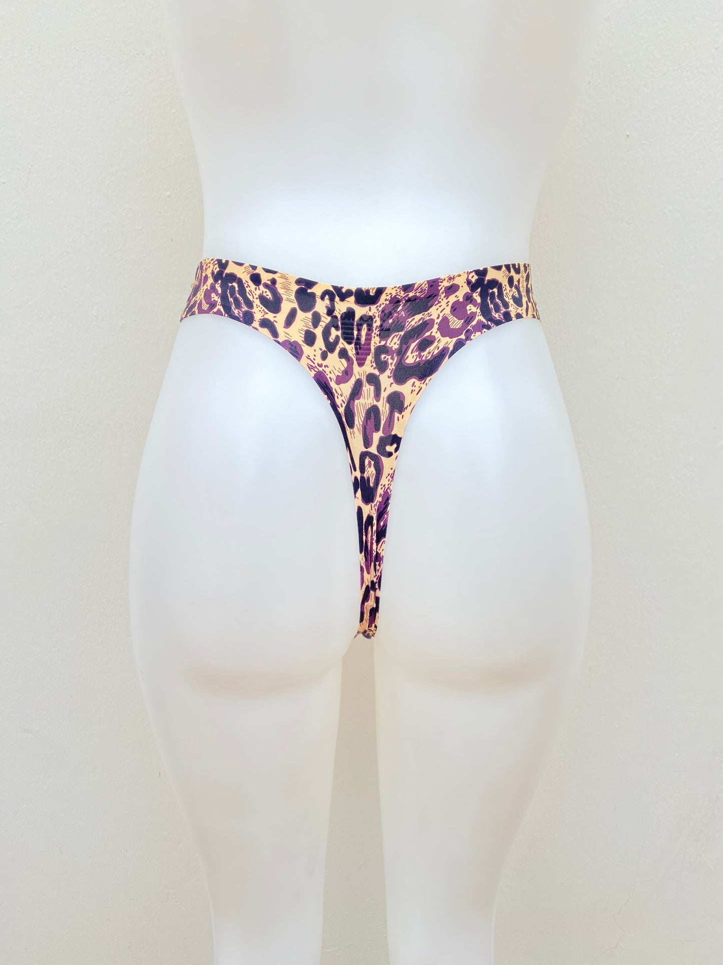 Panti, marrón con estampado de animal print, tanga.