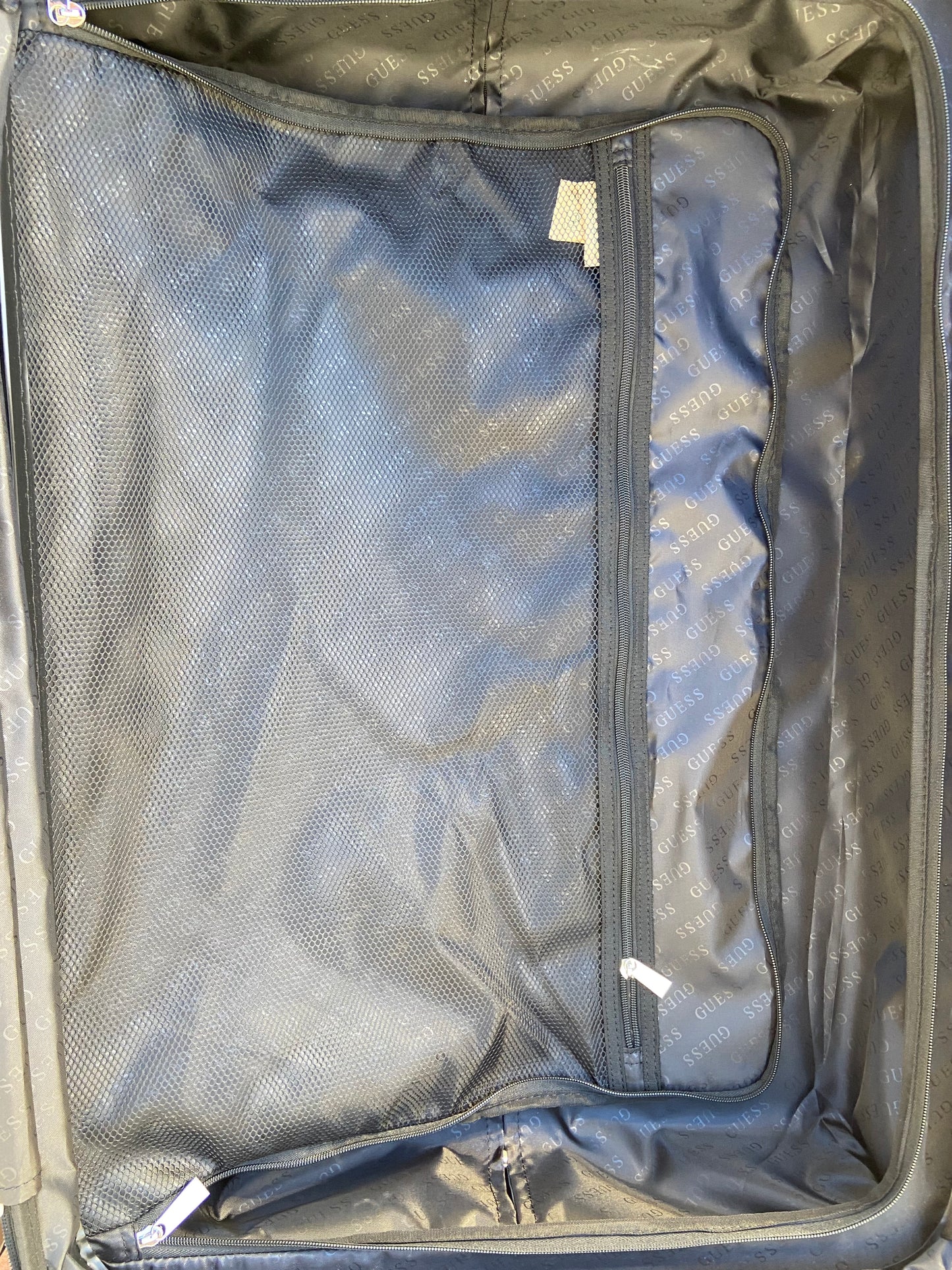 Maleta GUESS original, negra Matte con estampado de la letra G en frente y placa GUESS en plateado, GRANDE.