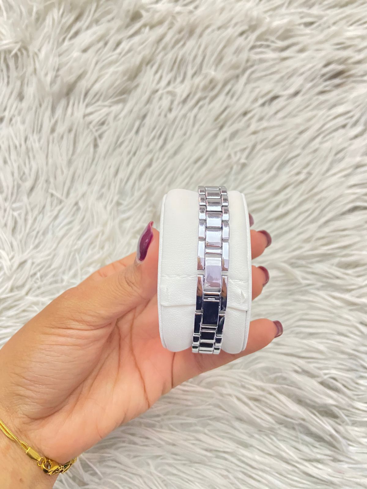 Armitron original reloj para dama en acero inoxidable, con detalles en cristales tanto en la correa como en el bisel y la esfera.