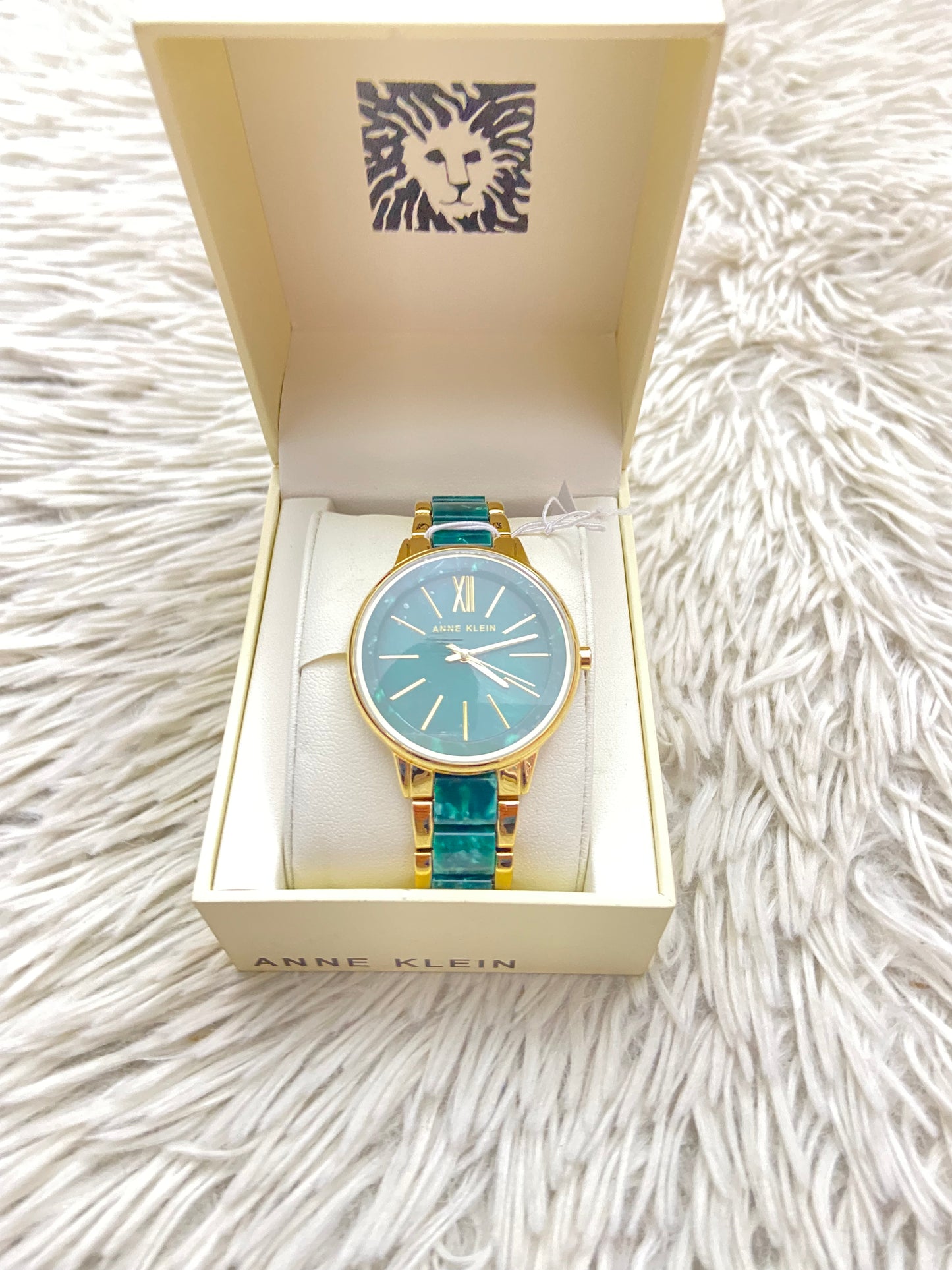 Reloj ANNE KLEIN original, color dorado con verde jade ( mármol ) con detalles dorados y verde.