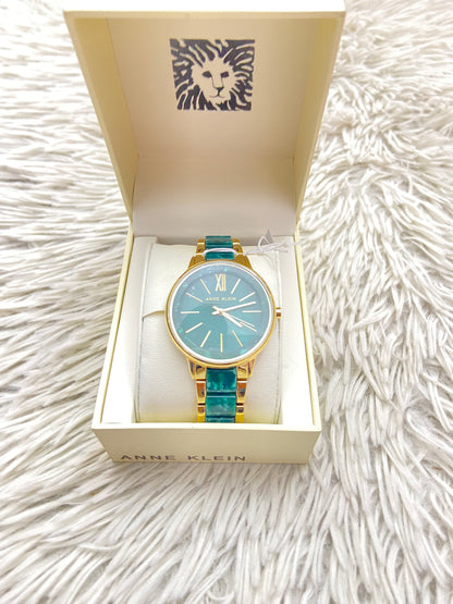Reloj ANNE KLEIN original, color dorado con verde jade ( mármol ) con detalles dorados y verde.