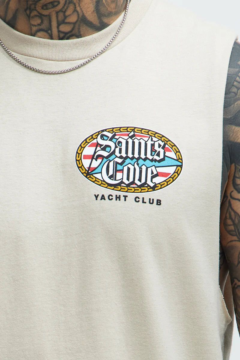 Franela en color crema (beige) con estampado atras, letras y numeros en color negro. saints cove yacht club 1(800) sts-cove.