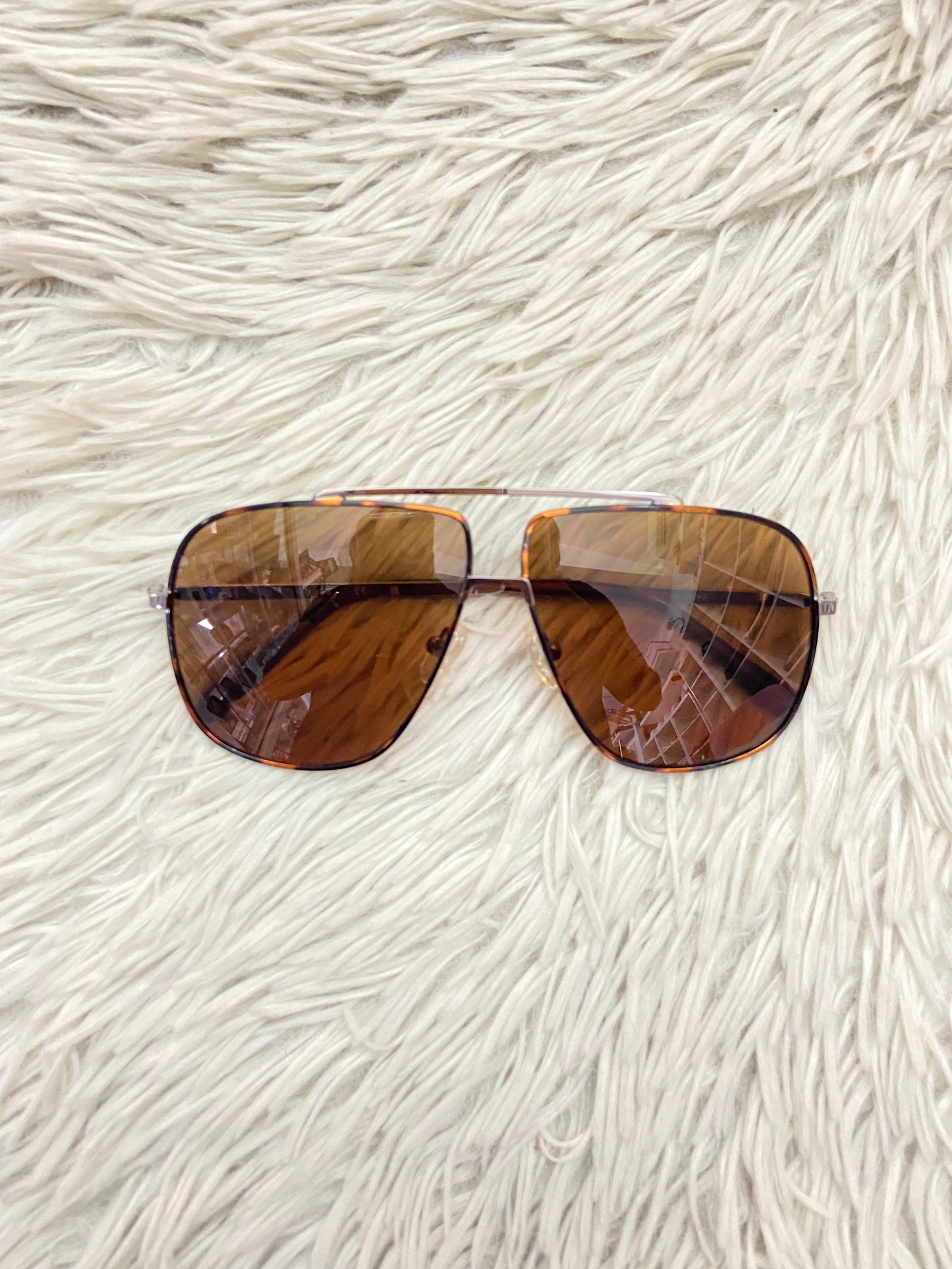 Lentes GUESS original, diseñados con protección UV 100-400 para proteger tu visión. Marrón con montura en animal print y micas marrones.