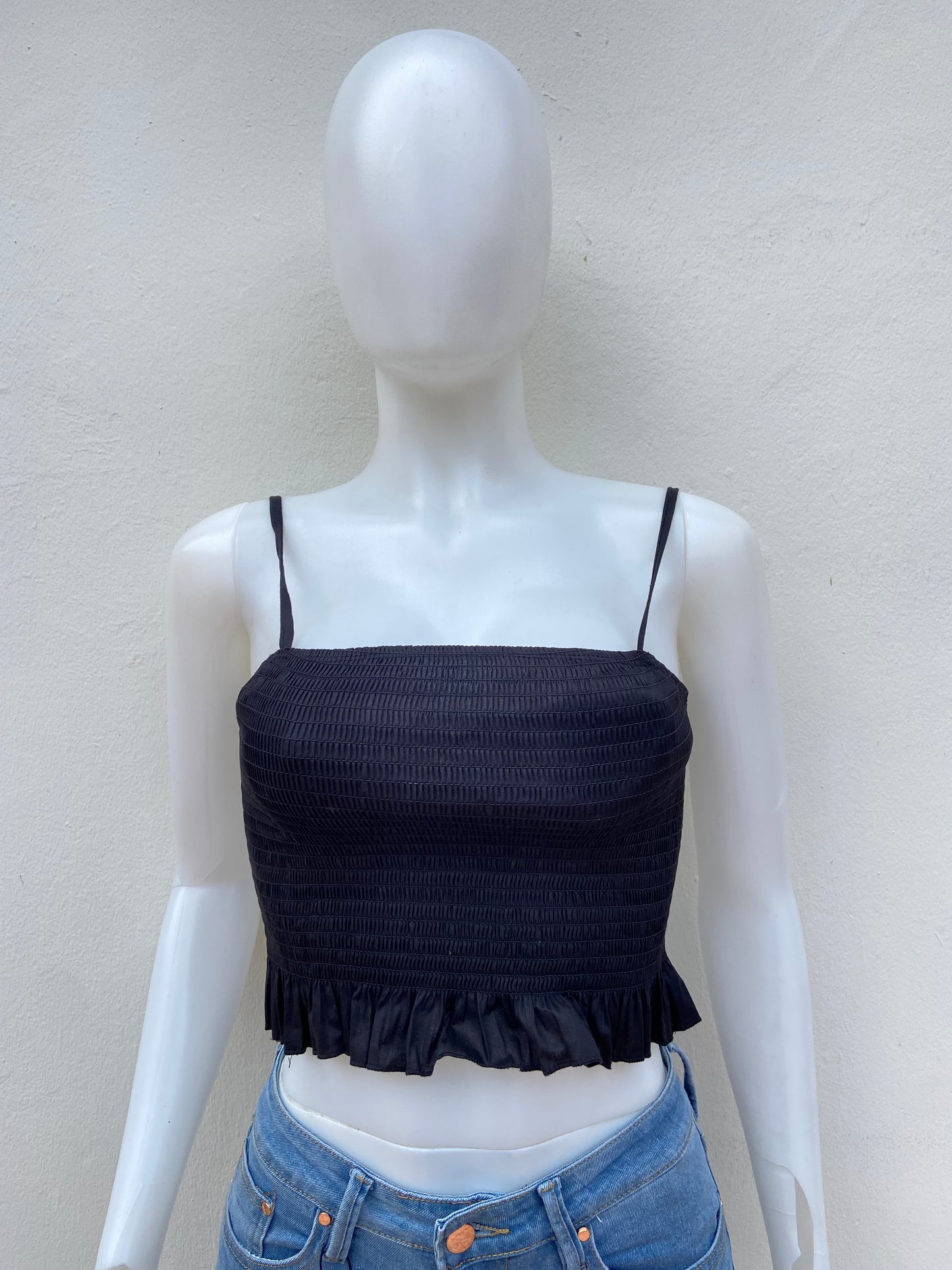 Top, negro con vuelos en la parte  inferior y lazos ajustables.