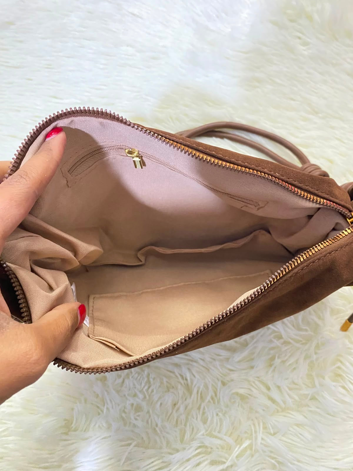 Cartera, color beige ( crema ) con brazalete dorado  y cadenas colgantes.