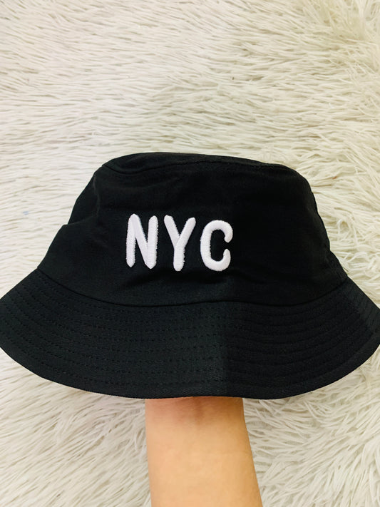 Gorro negro con logotipo de NYC en color blanco