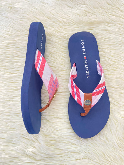 Sandalias TOMMY HILFIGER original, azul marino con rojo y marron y placa dorada en frente.