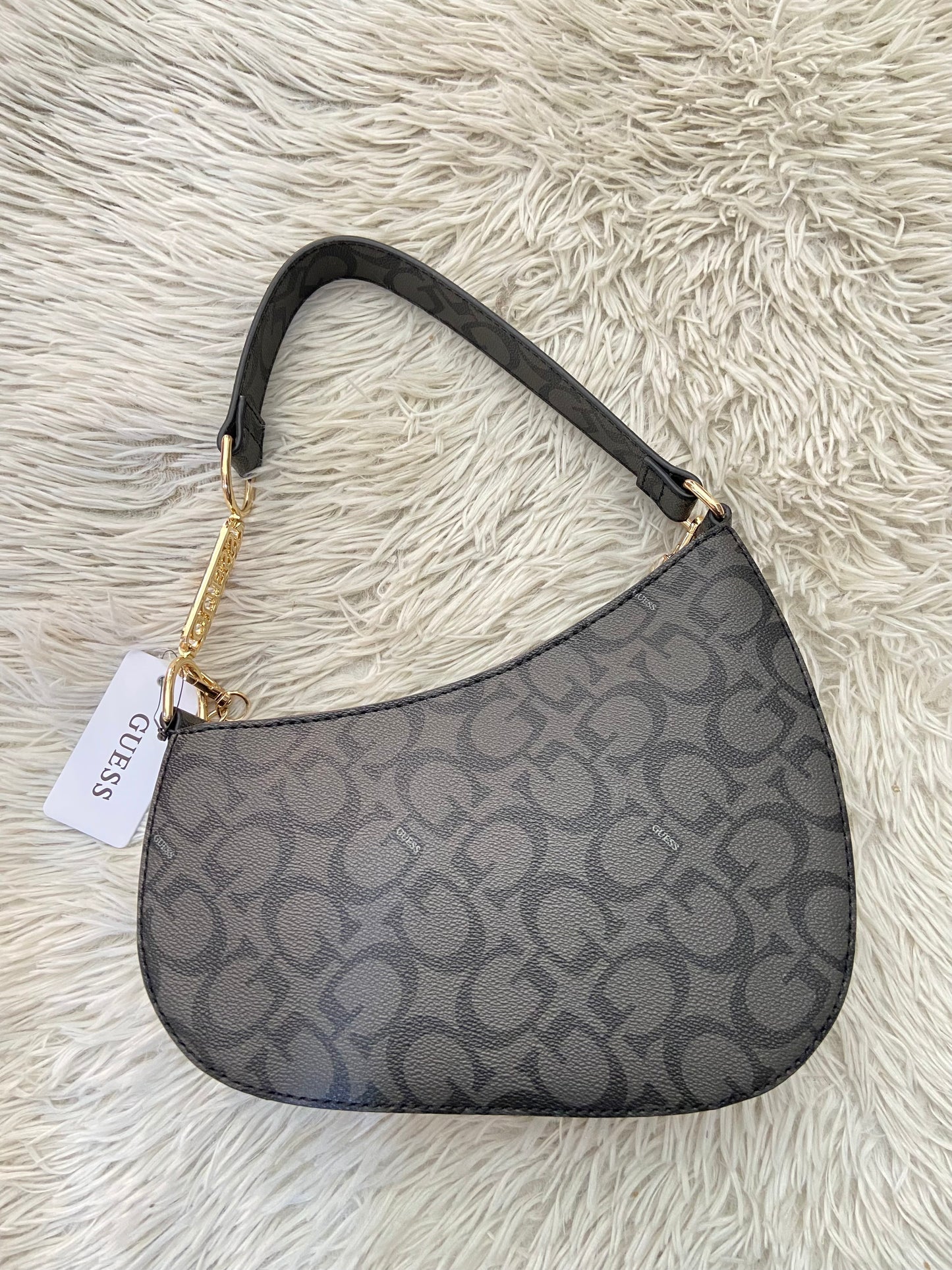 Cartera GUESS original negra con cadena colgante con charms de la marca.