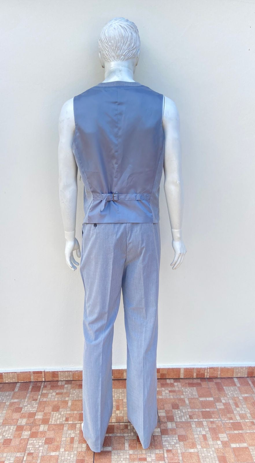 Conjunto I • N • C INTERNATIONAL CONCEPTS original, gris claro fino, de vestir con botones en color gris.