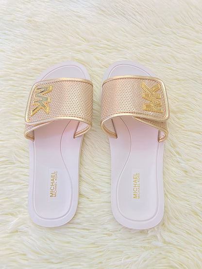 Sandalias MICHAEL KORS original, dorado con blanco y letras MK al lado.
