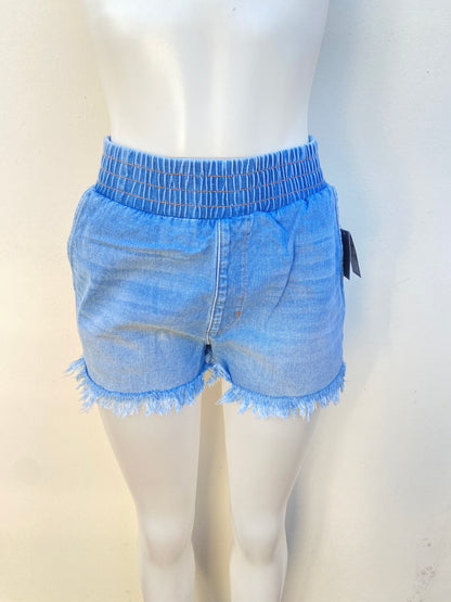 Short Fashion Nova original azul claro y ruedo destruido.