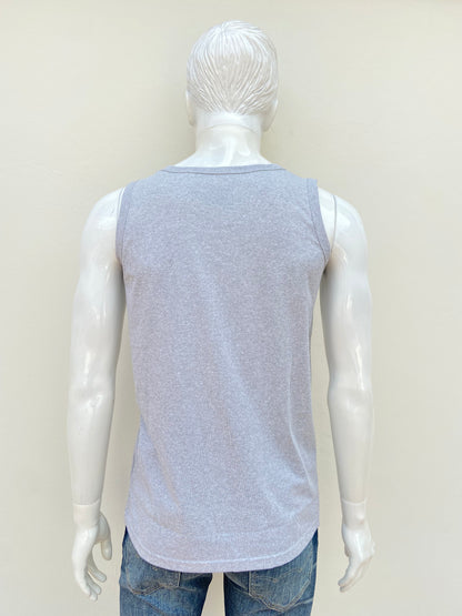 Franela VERTICAL SPORT original, gris claro con letras NEW YORK en azul marino.
