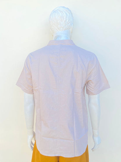 Camisa en color gris claro, manga corta y cuello mandarin.