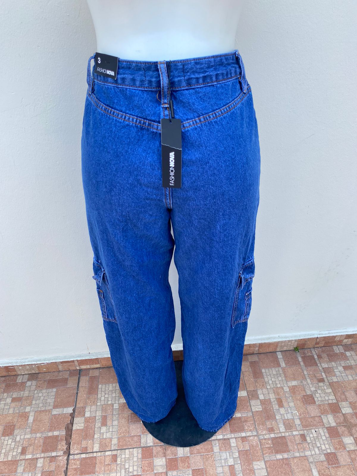 Pantalón Jean Fashion Nova original azul marino, estilo cargo, con bolsillos en los lados.