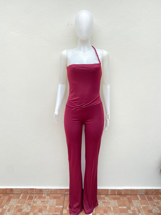 Enterizo, rojo vino ( burgundy ), de un solo hombro y lazo ajustable.