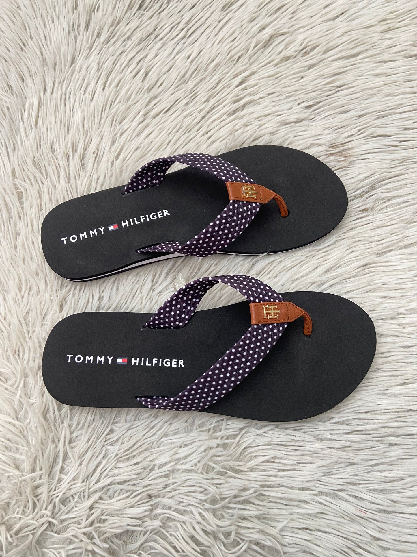 Sandalias TOMMY HILFIGER ORIGINAL negra con estampado de lunares blanco y detalles en marrón.