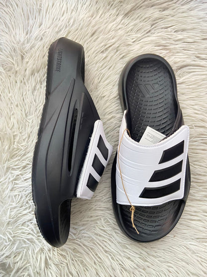 Sandalias ADIDAS original, negra con blanco y logotipo de la marca en frente, ajustables.