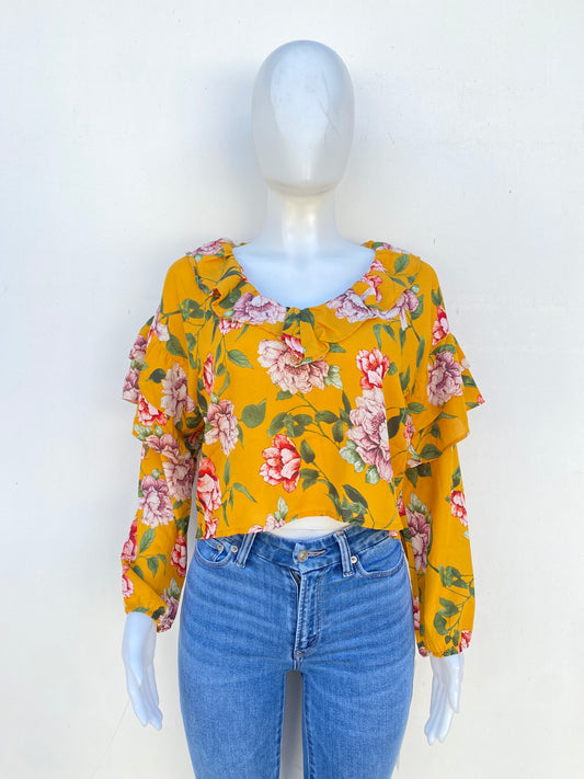 Blusa HEART HIPS original amarillo mostaza con estampado de flores en color rojo.