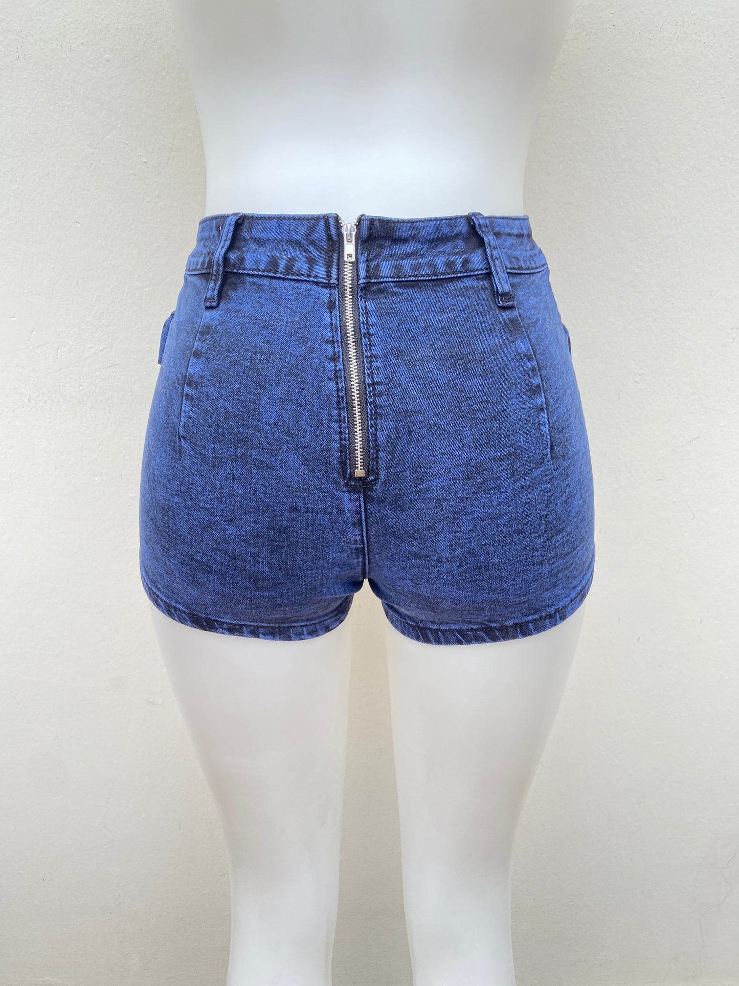 Short, jean azul súper oscuro con bolsillos delantero, estilo cargo.