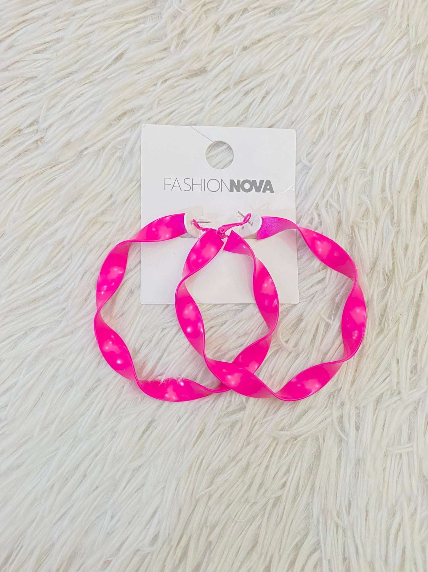 Aretes Fashion Nova original, rosado fuchsia de metal.