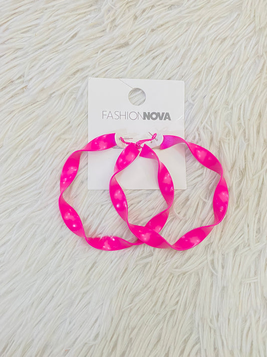 Aretes Fashion Nova original, rosado fuchsia de metal.