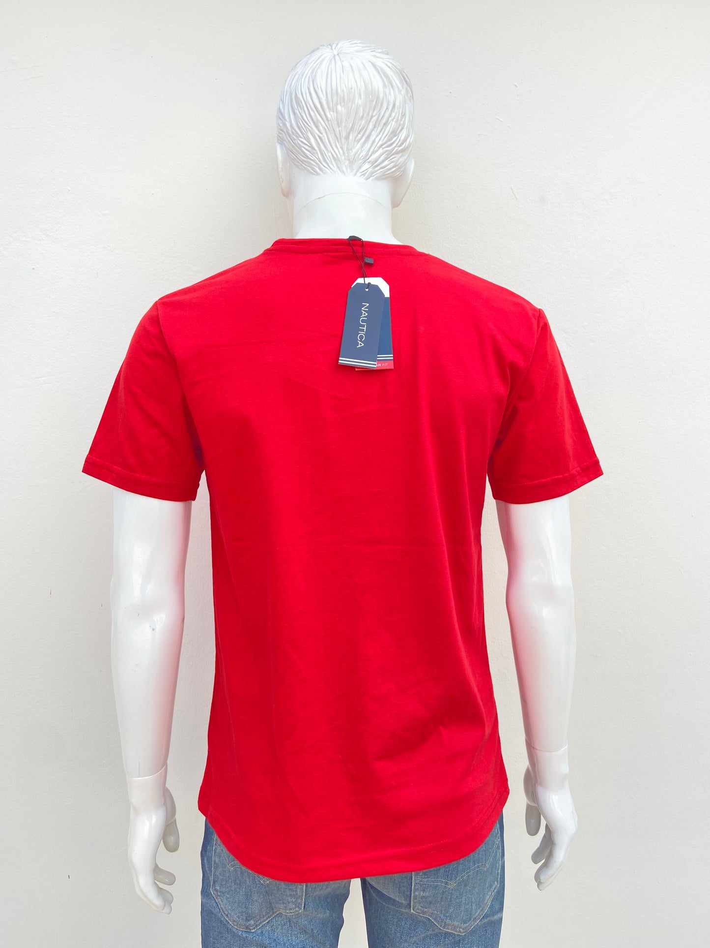 T-shirt NAUTICA original, rojo con letras de la marca en frente y varias banderas.