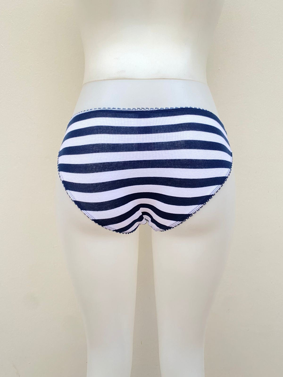 Panti Victoria’s Secret original azul marino con rayas en color blanco.