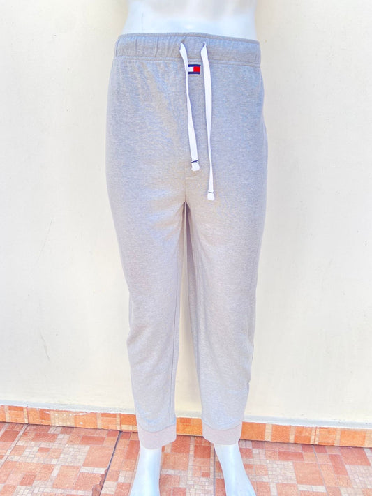 Pantalon/Jogger Tommy Hilfiger Original en color gris con bandera de la marca al frente en tamaño pequeño y lazo ajustable