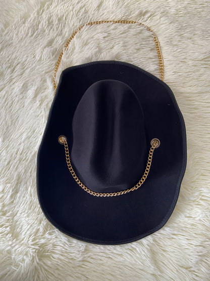 Sombrero, negro con Cadena dorada decorativa, estilo vaquero.