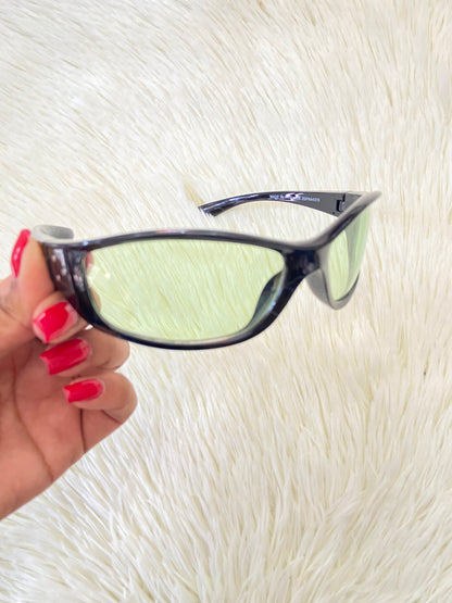 Lentes, negros con micas color verde y detalles plateados.