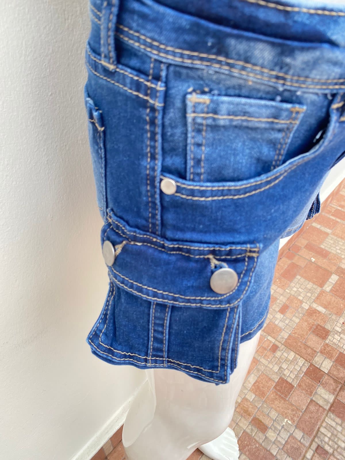 Short Fashion Nova original azul oscuro con bolsillos en los lados.