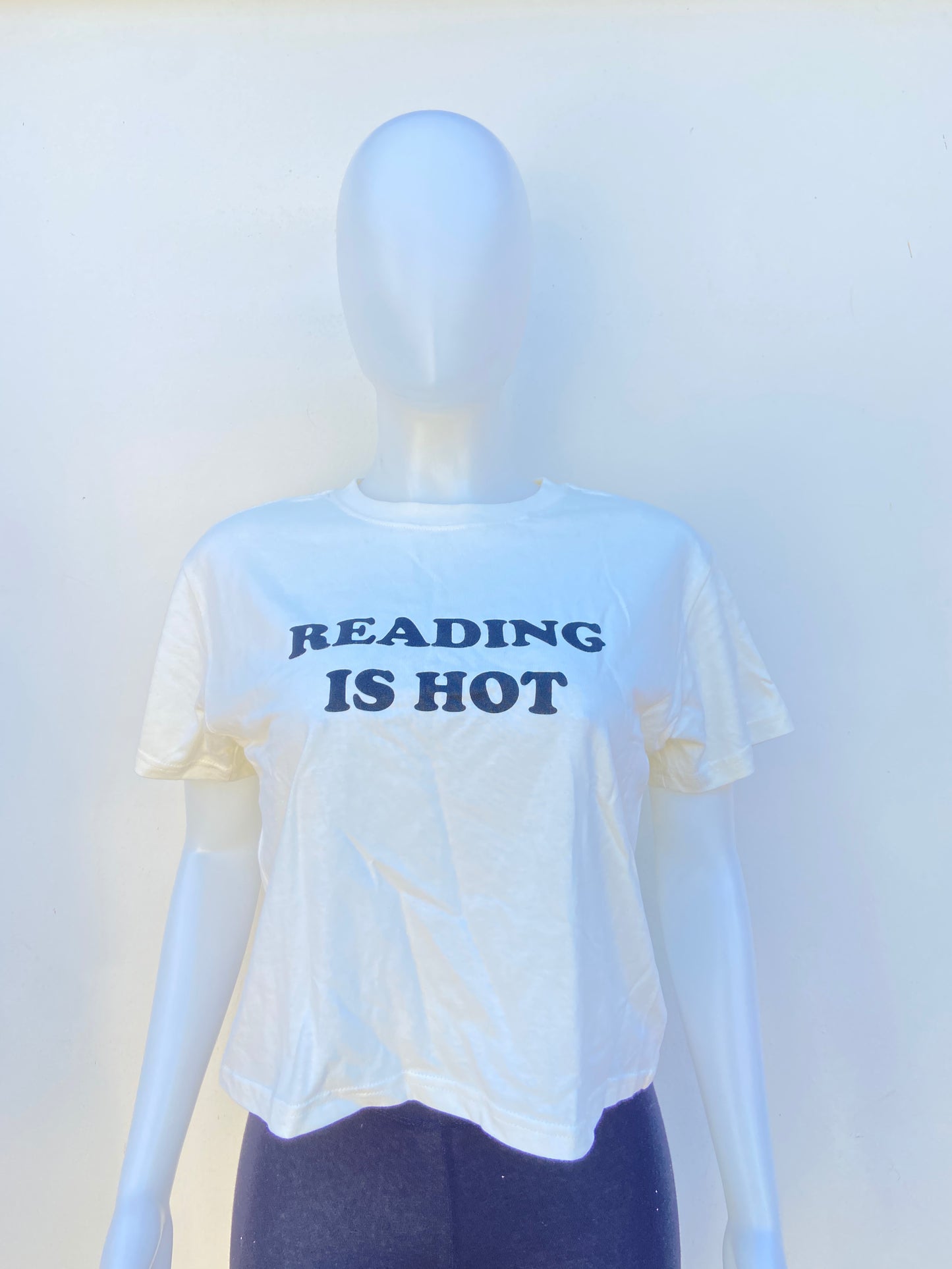 Top Forever 21 original blanco hueso con letras READING IS HOT ( la lectura es candente ).