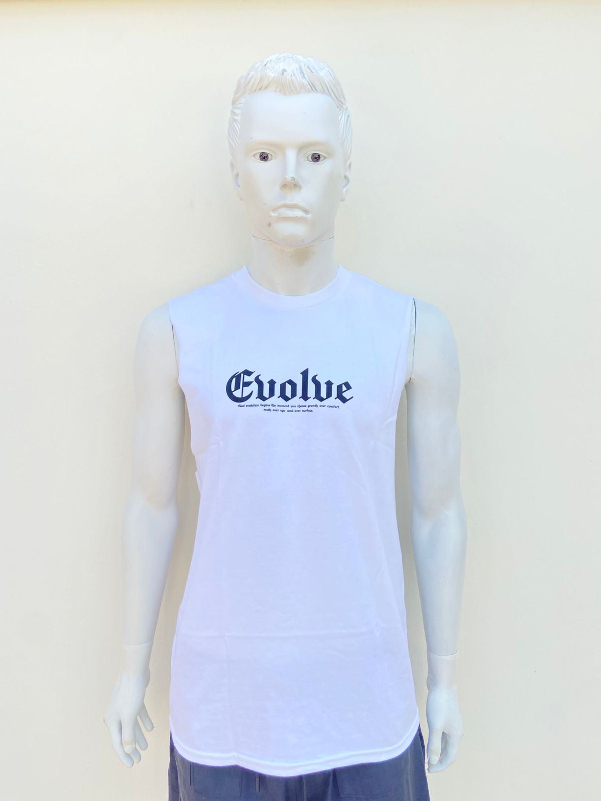 Franela blanca con letra en color negra al frente EVOLVE y diseño atras.
