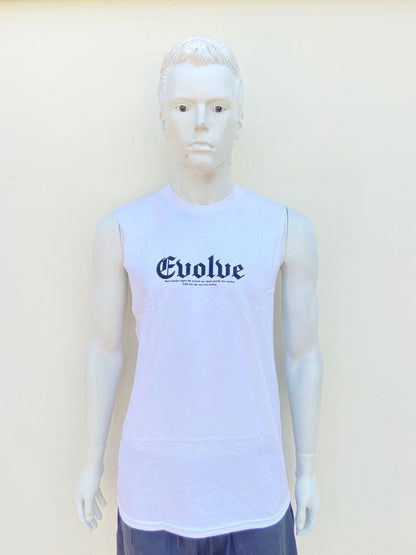 Franela blanca con letra en color negra al frente EVOLVE y diseño atras.
