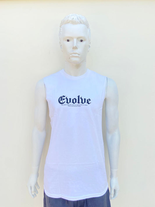 Franela blanca con letra en color negra al frente EVOLVE y diseño atras.