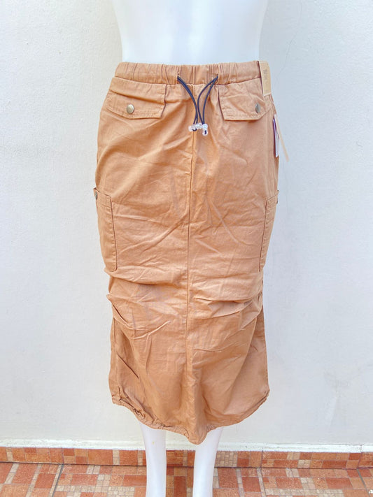 Falda cargo Sweet Envy Original, color caramelo ( caqui ) con lazos ajustables en la cintura, abertura en la parte de atrás y bolsillos en los lados.