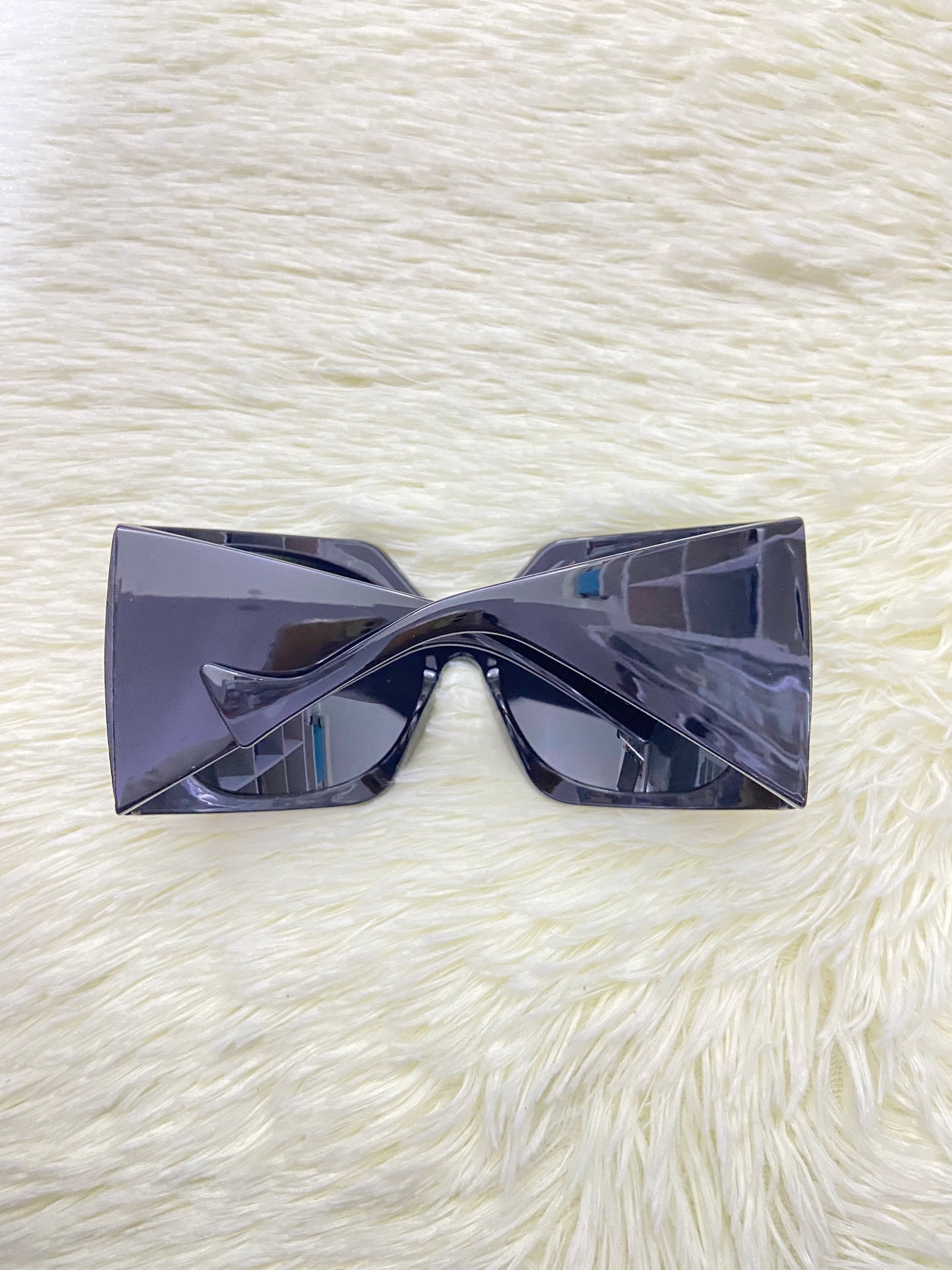 Lentes, negros liso con montura ancha.
