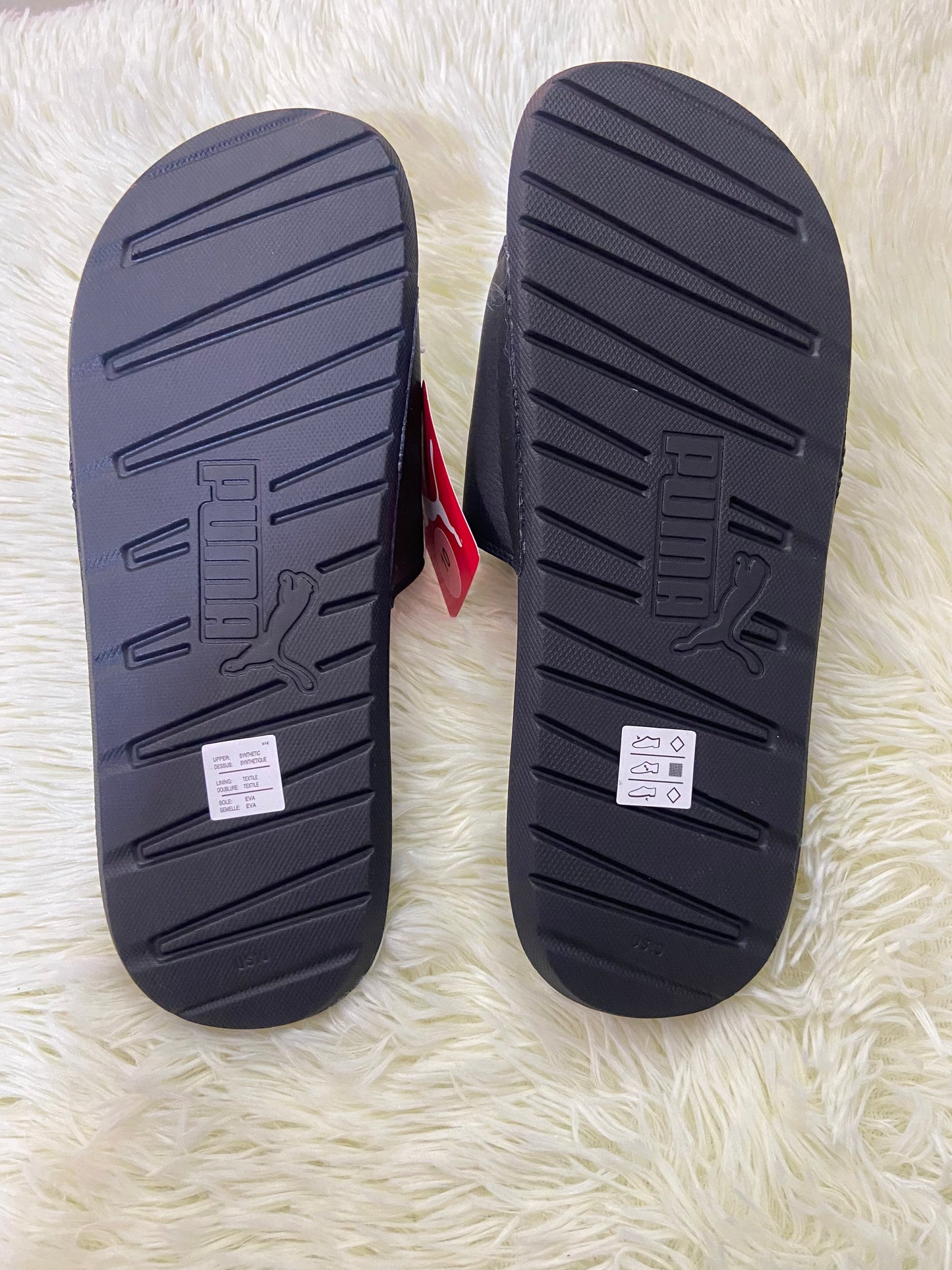 Sandalias PUMA original, negra con letras PUMA eñ color blanco en los lado.
