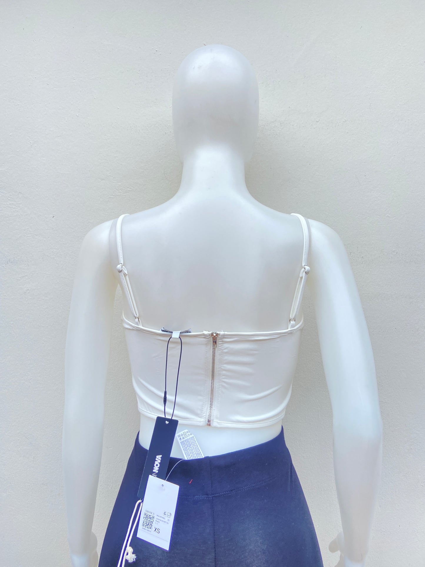 Top/corset blanco con naranja transparente.