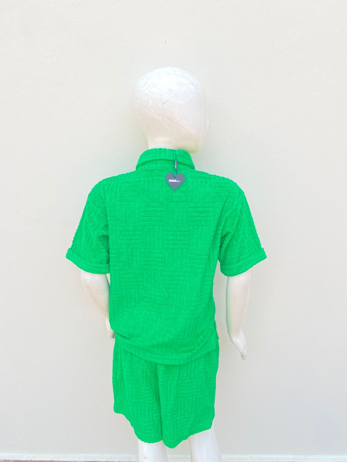 Conjunto para niñas, short y camisa en color verde con estampado de lineas en tela terciopelo