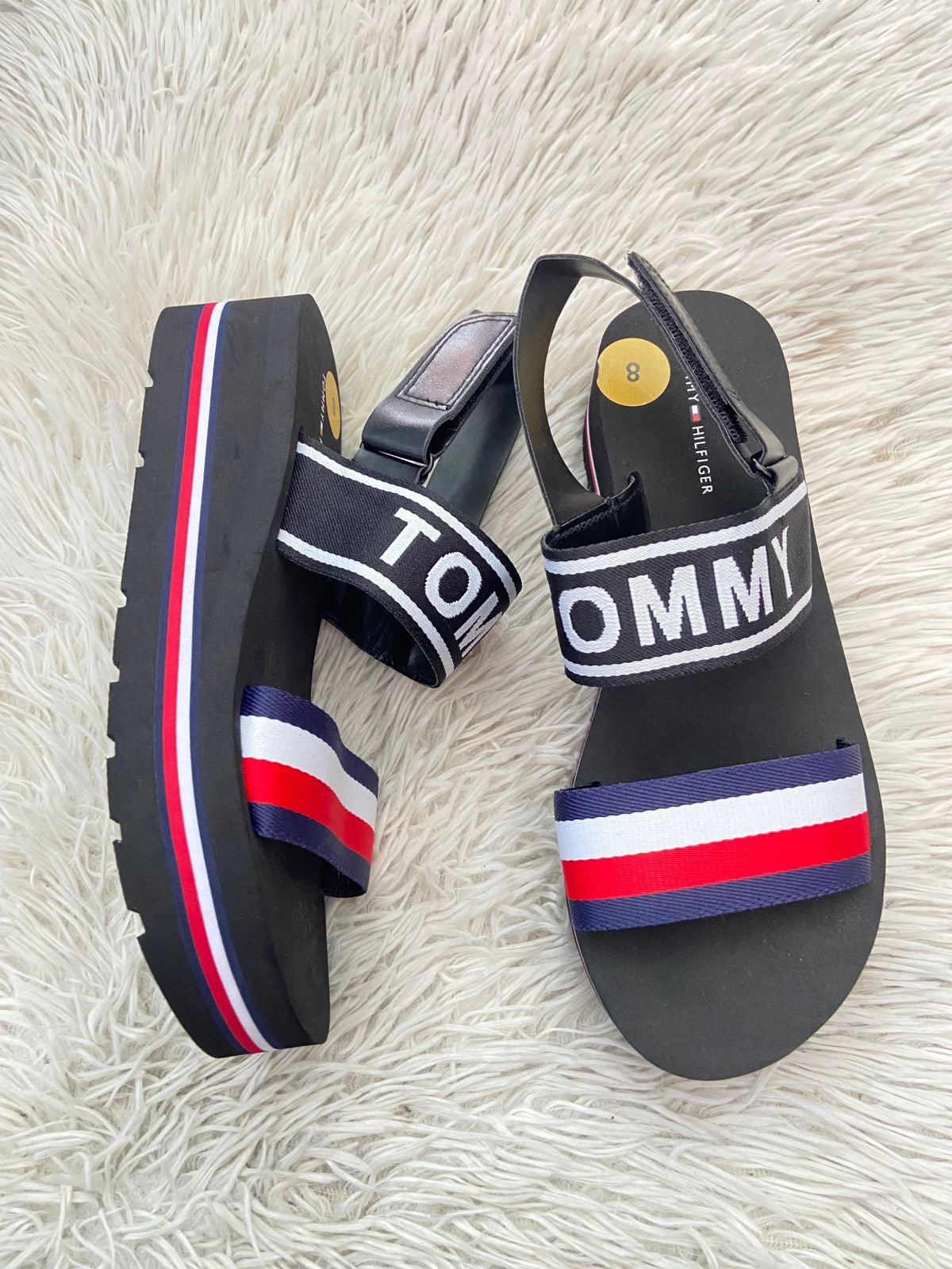 Sandalias TOMMY HILFIGER original, negra con banda Tommy al frente y letras TOMMY en color blanco en frente, plataformas.