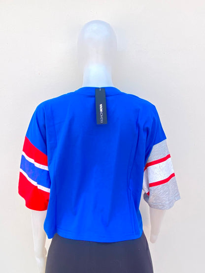 Crop-top en color azul con mangas en color rojo, gris y blanco. con letra New York y numero 75 al frente.