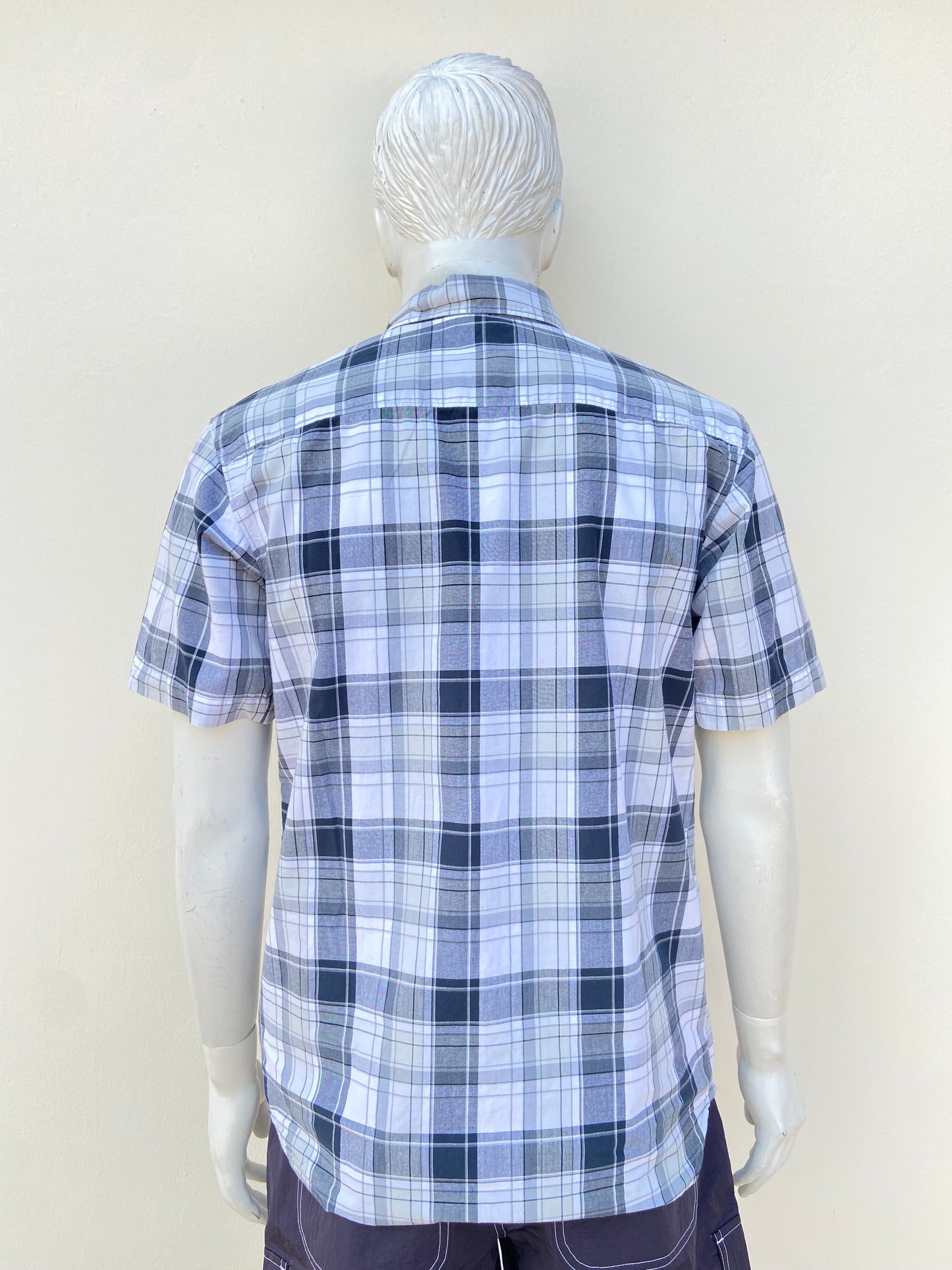 Camisa COLUMBIA Original gris con cuadros en color blanco y negro.