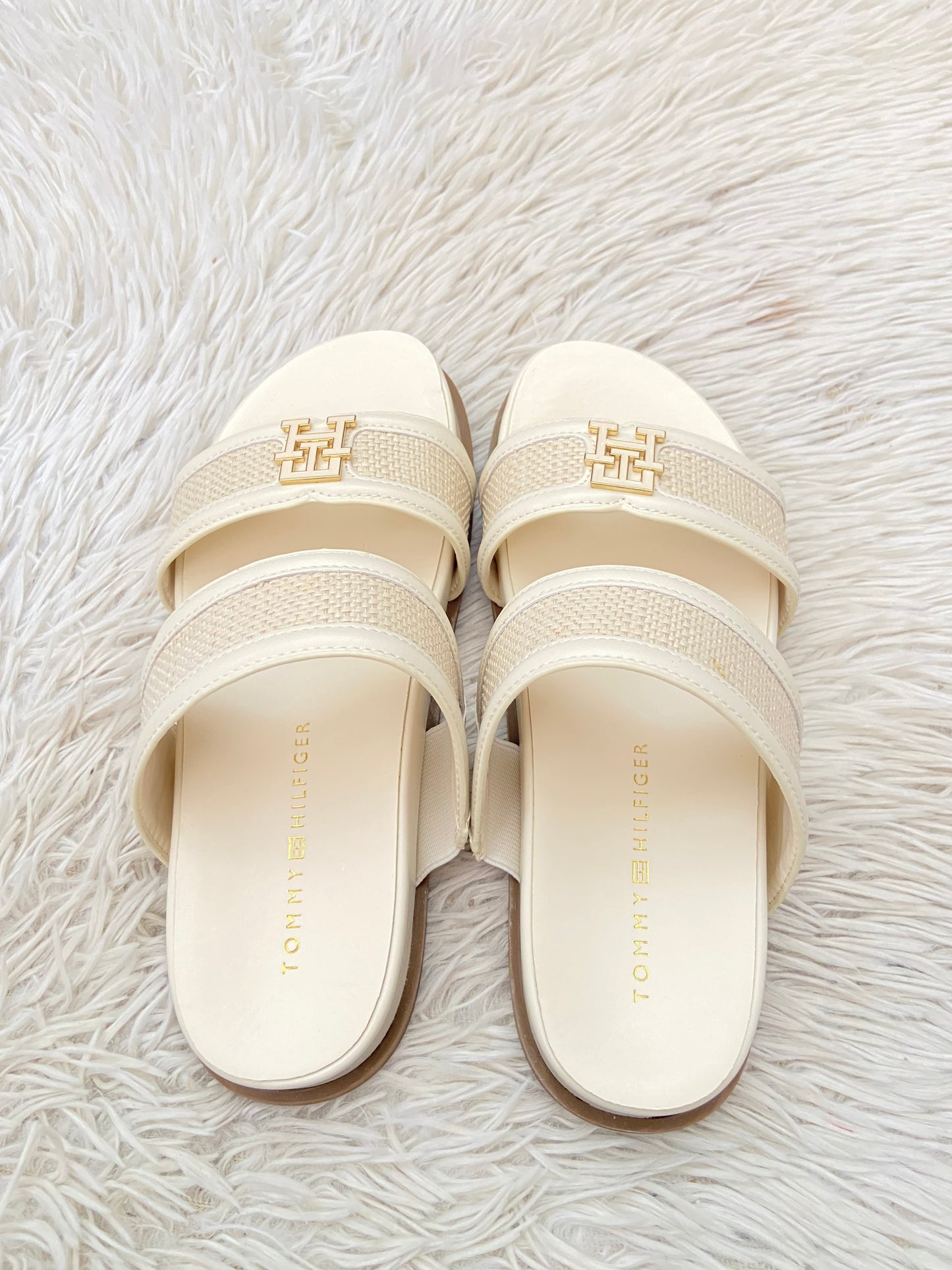 Sandalias TOMMY HILFIGER ORIGINAL original crema con placa TH en blanco con dorado.